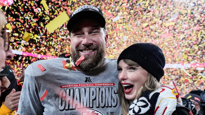 ARCHIVO - Travis Kelce, izquierda, y Taylor Swift posan tras el partido por el campeonato de...