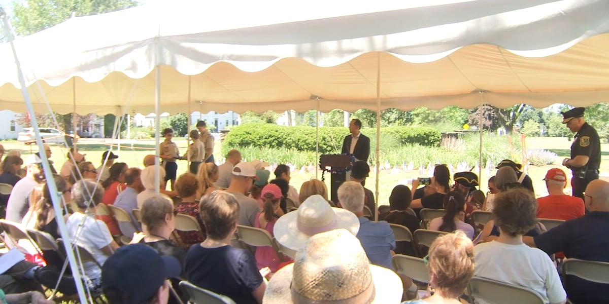 Longmeadow neighbors bury time capsule for the nation’s tricentennial