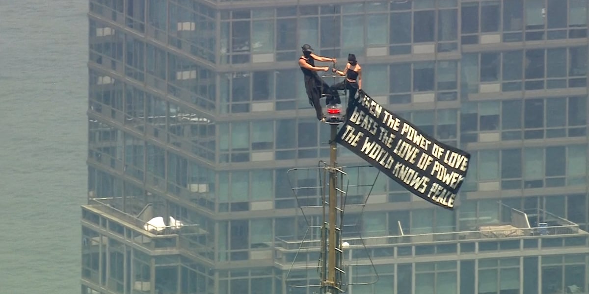 LIVE: 2 protesters climb to the top of Empire State Building, appear to get engaged