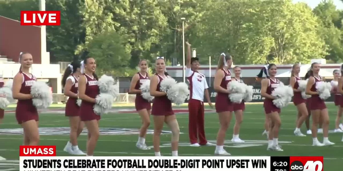 Студенты празднуют победу UMass Football Студенты празднуют победу UMass Football